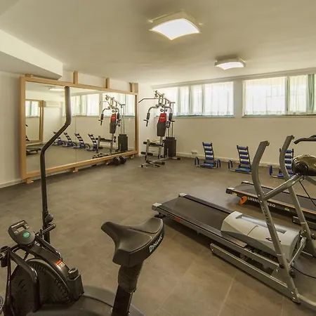 מלון Parador Suite Hotel 3*