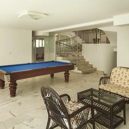 מלון Parador Suite Hotel 3*