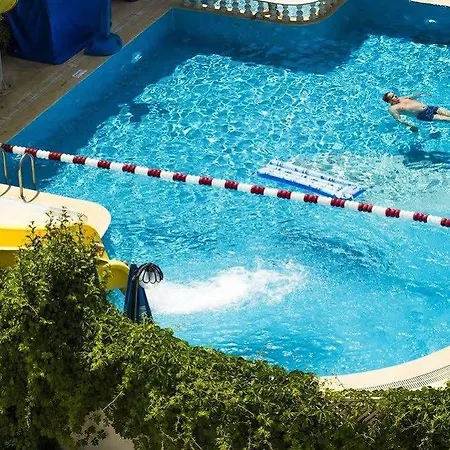 מלון Parador Suite Hotel